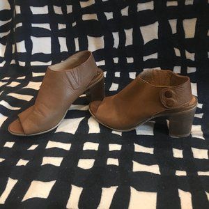 Leather peep toe sandals